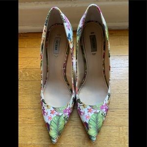 🌺 Guess Tropical Floral Women’s Pumps Size 9